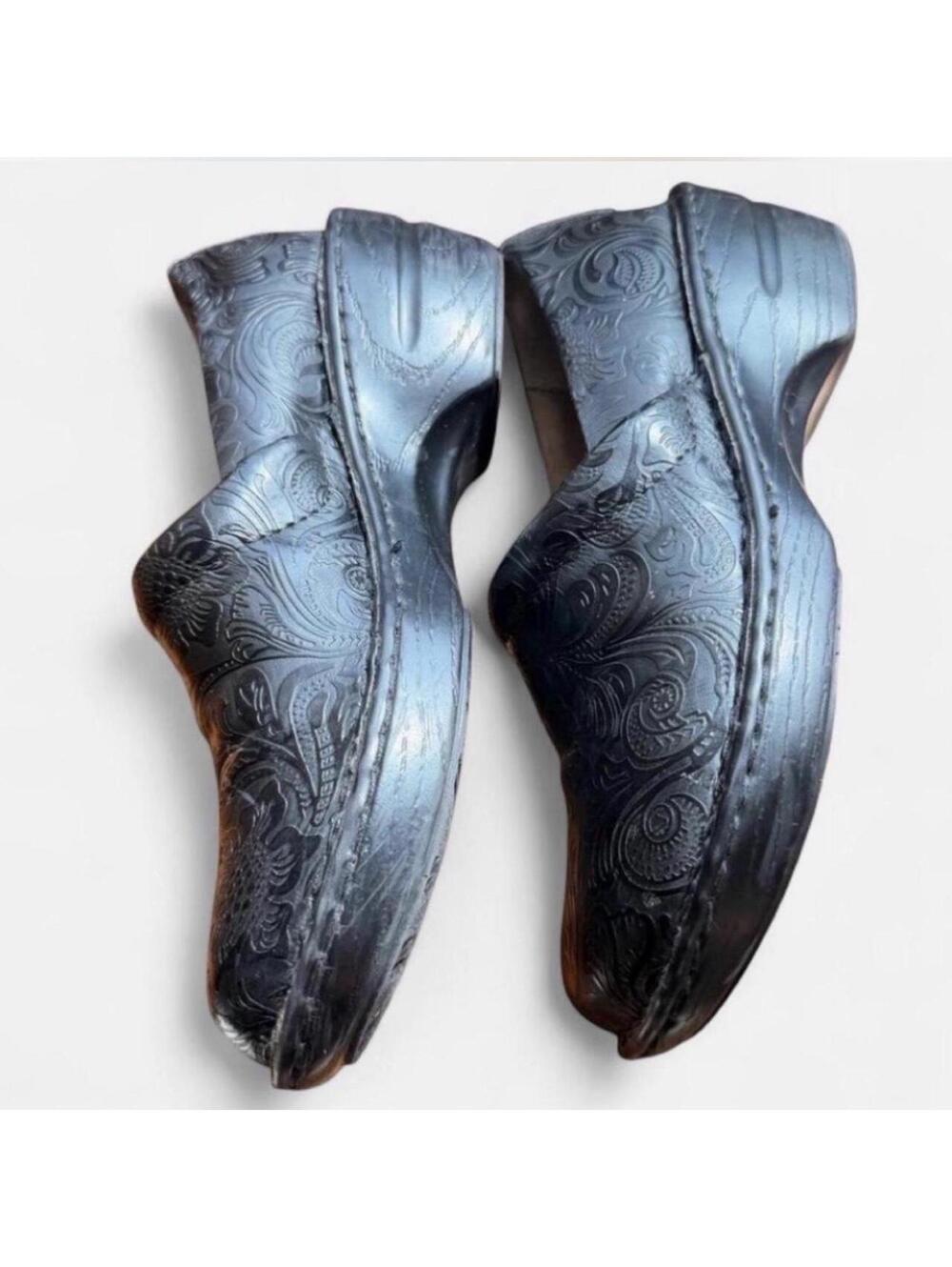 Vintage paisley patterned black clogs!